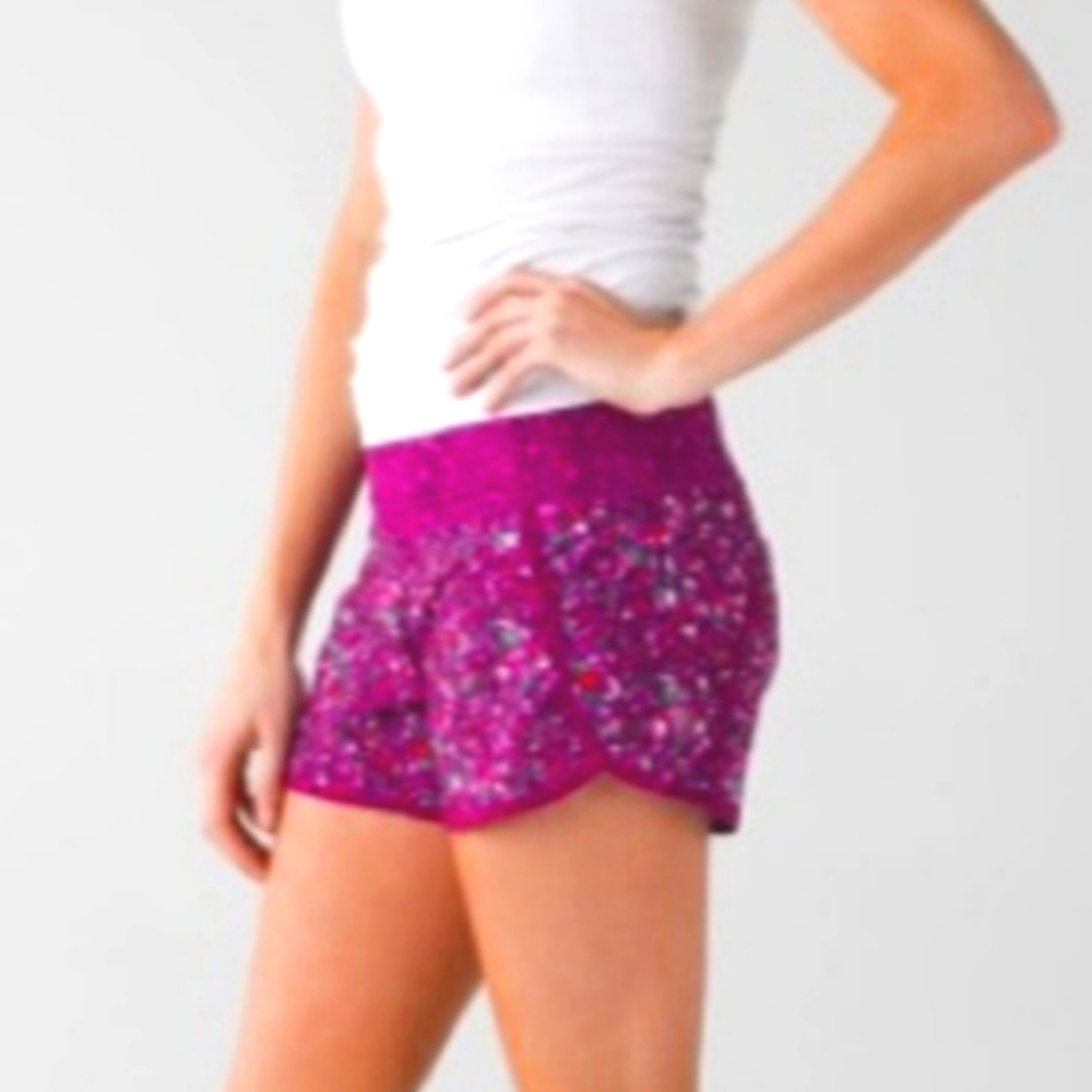 Lululemon Mosaic Run Short Lulu size 6 🍋